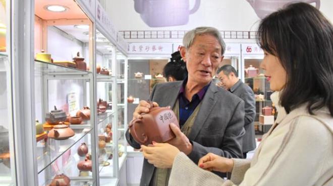 程辉师徒紫砂展亮相2018中国国际茶业博览会